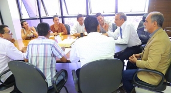 Prefeito Iris Rezende recebe comissão de feirantes